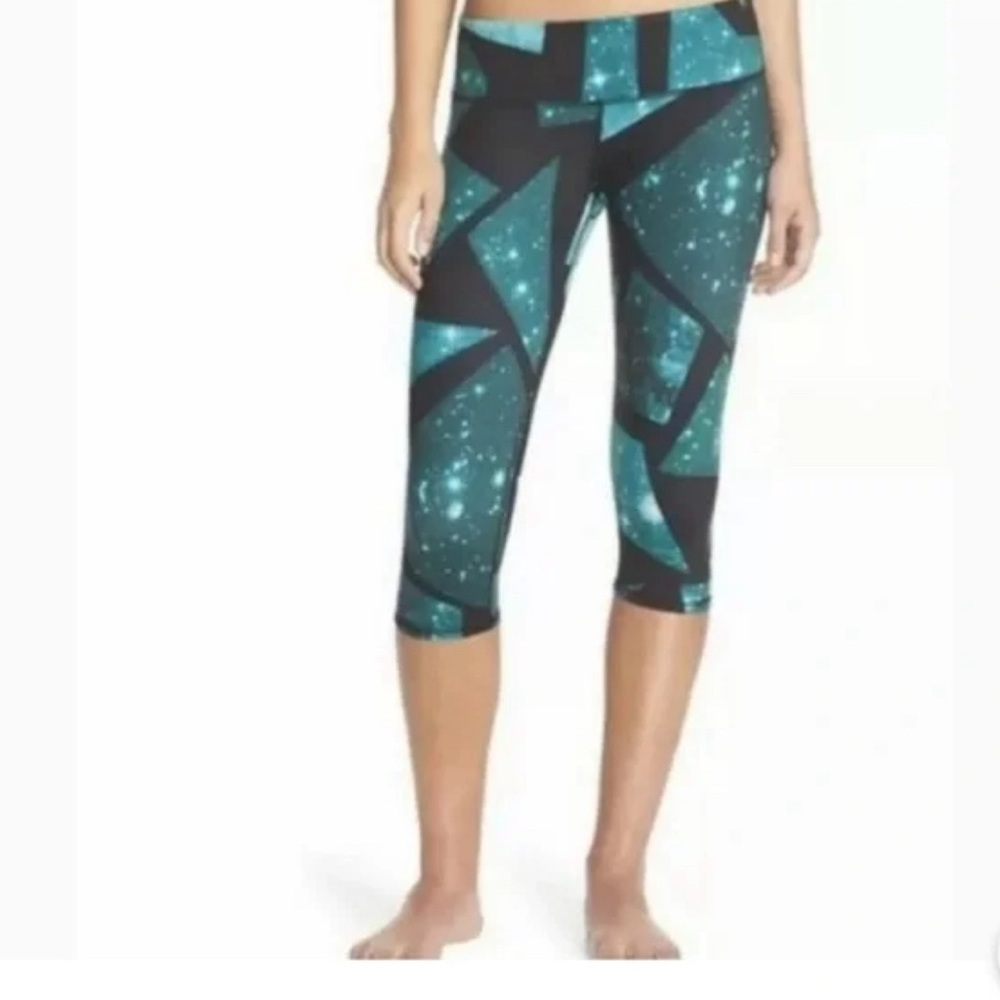 ALO Yoga Galaxy Space Print Cropped Capri Leggings